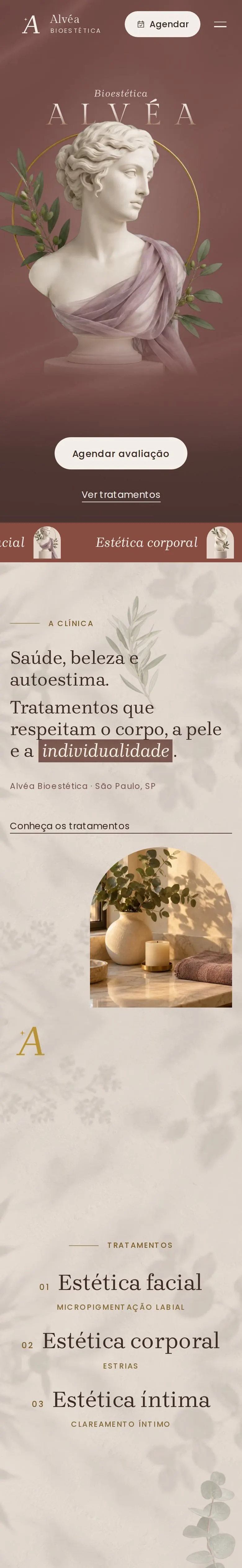 O site Alvéa Bioestética no celular, rolando